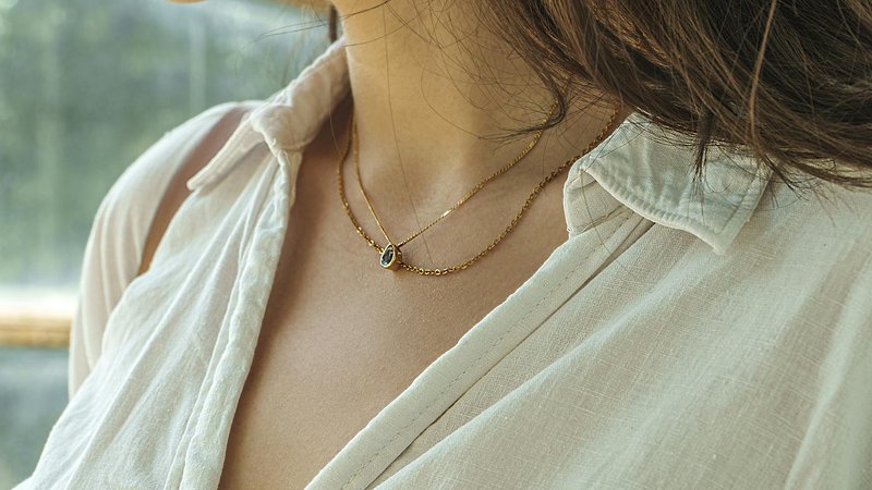 Minimalist Jewelry Styling: How to Build Your Perfect Wardrobe