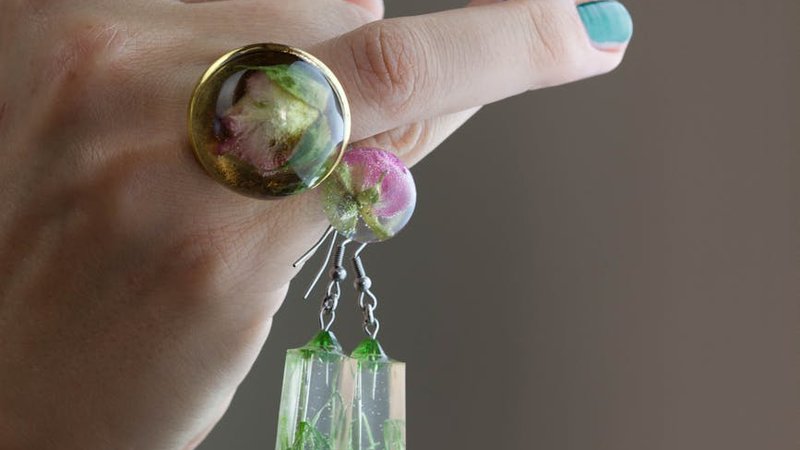 How to Make Resin Jewelry at Home: A Complete Beginner's Guide