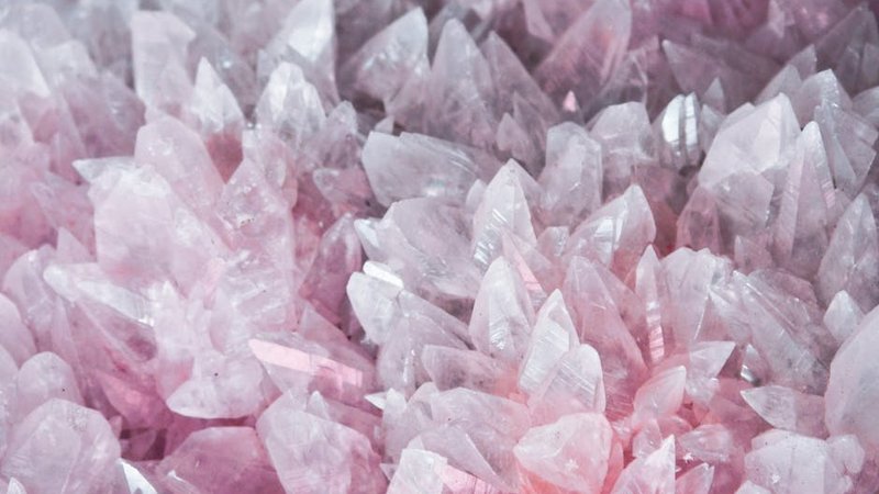 Rose Quartz Guide: Meaning, Healing Properties & Uses
