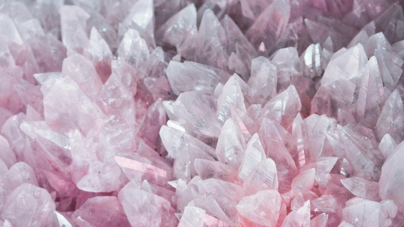 The Complete Guide to Rose Quartz: Meaning, Properties, and Uses