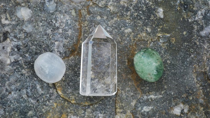 Selenite Crystal Meaning, Properties, and How to Use It