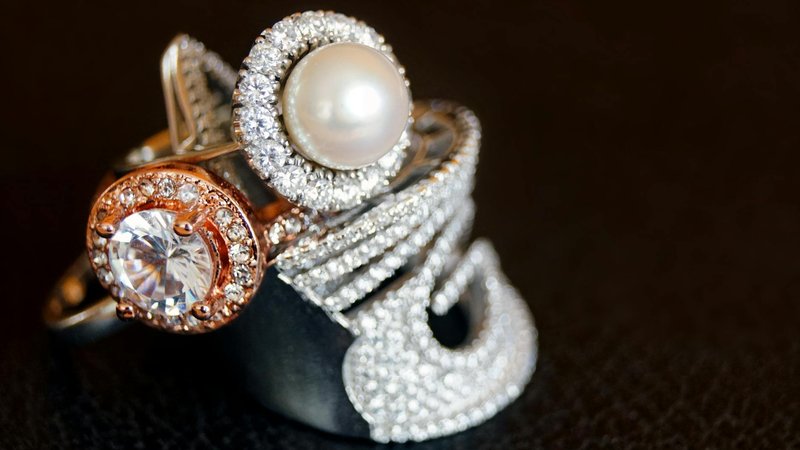 Silver vs Gold vs Rose Gold: A Complete Guide to Choosing Your Jewelry Metal