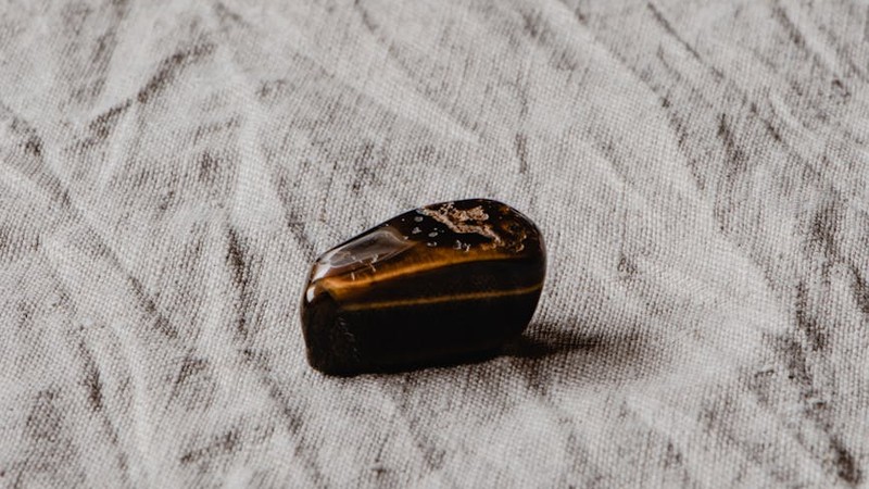 Tiger's Eye: The Complete Guide to the Stone of Courage and Confidence