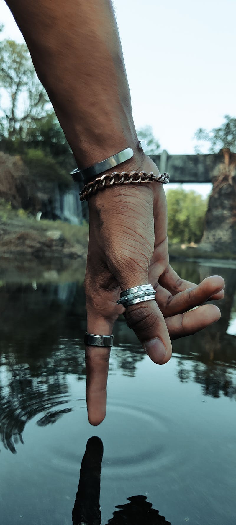 Copper bracelet benefits: what science says and what people believe