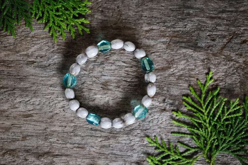 Howlite bracelet: the marble-looking stone that is everywhere right now