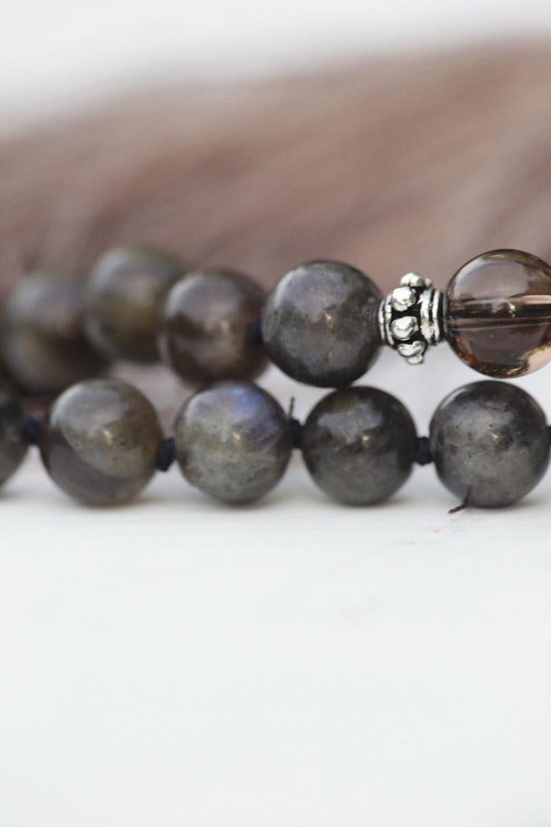 Labradorite bracelet: the flash stone that changes with every angle