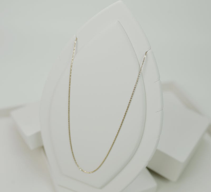 Minimalist jewelry: why less really is more in 2025