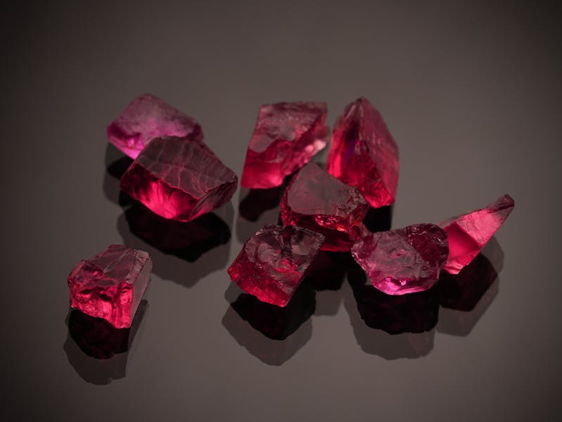 Rhodonite bracelet: the pink stone that is supposed to help you let go