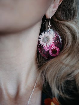 How to Make Resin Jewelry With Dried Flowers and Crystals